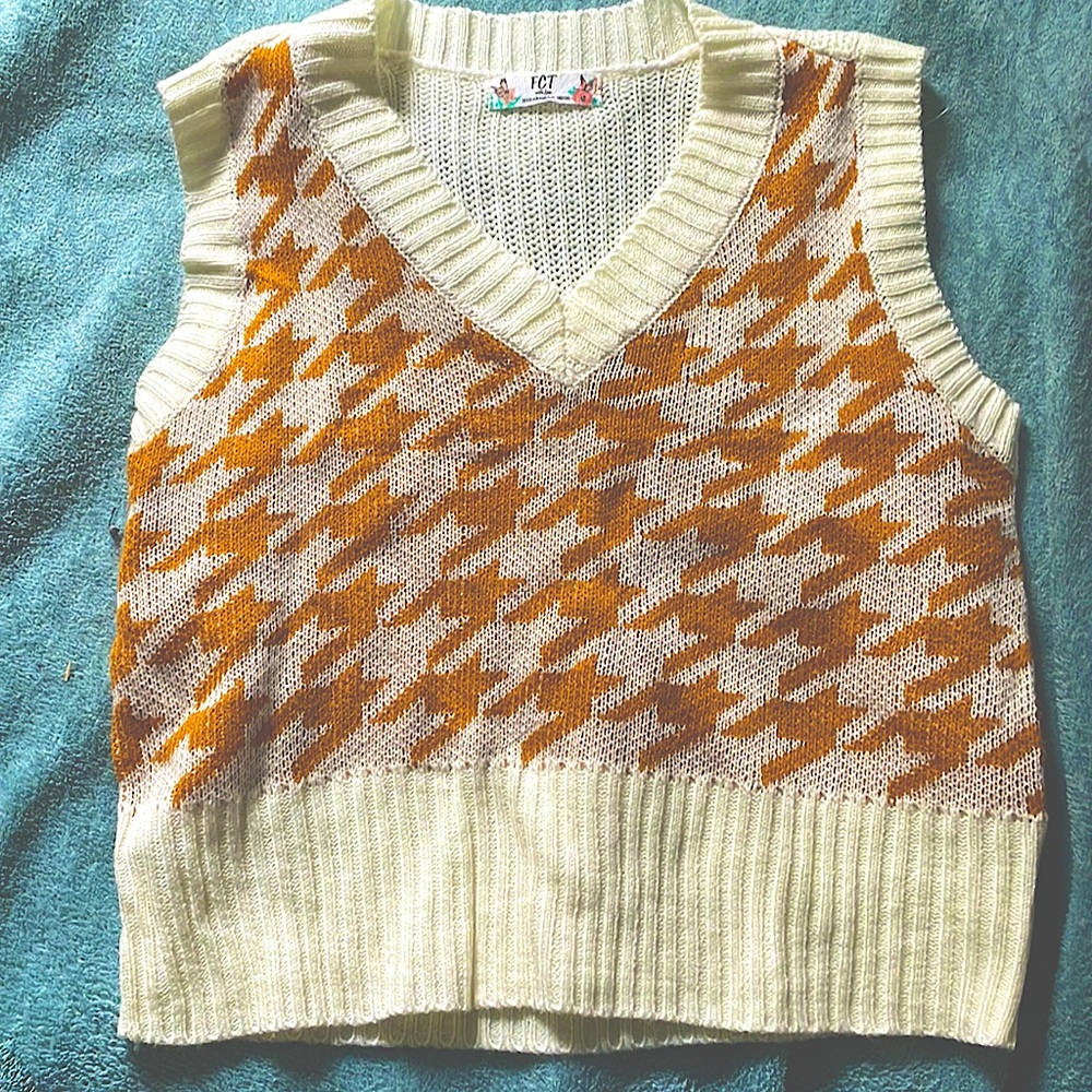 Loose knitted vest, with orange and cream color pattern on front